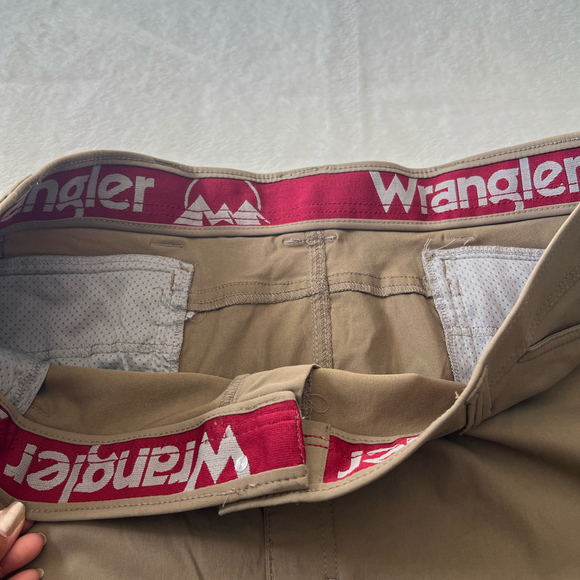 Mens Wrangler All Terrain Gear ATG Cargo Pants in Tan Color  Stretch W44x30L - Picture 6 of 8